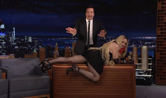 Η Μαντόνα ξάπλωσε στο γραφείο του “The Tonight Show” και προκάλεσε ταραχή