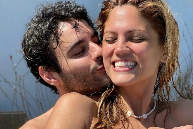 Μαίρη Συνατσάκη: Το τρυφερό στιγμιότυπο με τον Ίαν Στρατή και το φιλί στα social media