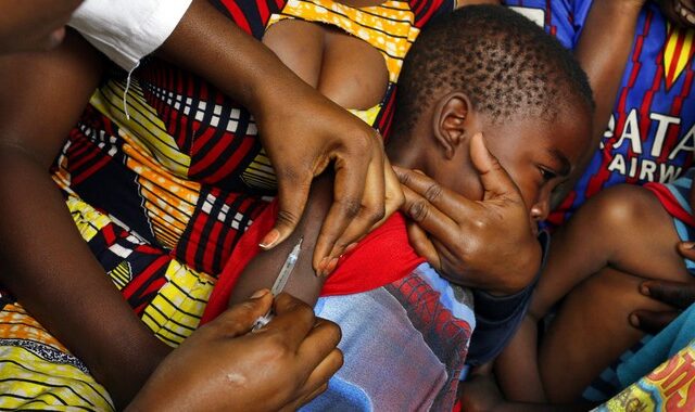 Ιστορική μέρα: Εγκρίθηκε το πρώτο εμβόλιο για την ελονοσία