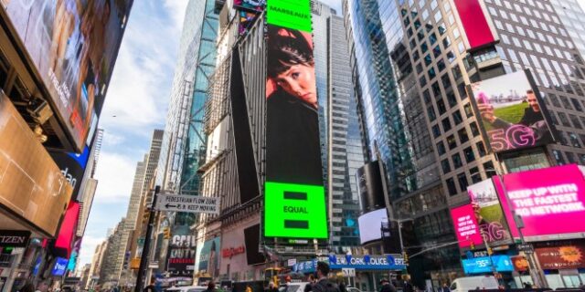 Marseaux: Η νεότερη Ελληνίδα τραγουδίστρια που μπήκε σε Billboard στην Times Square!