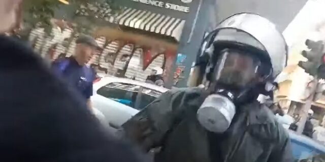 Ντοκουμέντο: Η στιγμή που αφιονισμένος άνδρας των ΜΑΤ σπάει κατάστημα και τραυματίζει κοπέλα