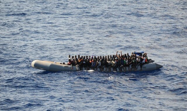 Ιταλία: Εκατόν είκοσι οκτώ πρόσφυγες κινδυνεύουν να πνιγούν στην κεντρική Μεσόγειο
