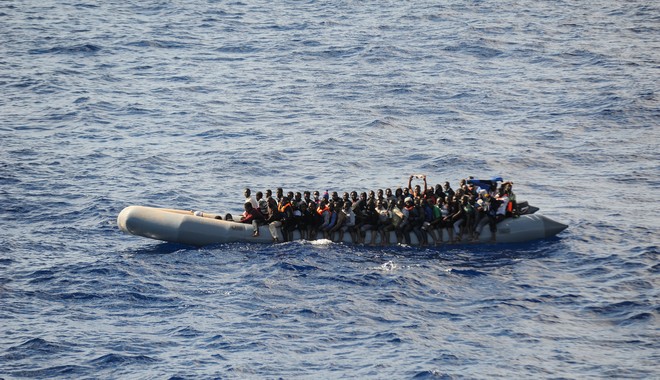 Ιταλία: Εκατόν είκοσι οκτώ πρόσφυγες κινδυνεύουν να πνιγούν στην κεντρική Μεσόγειο