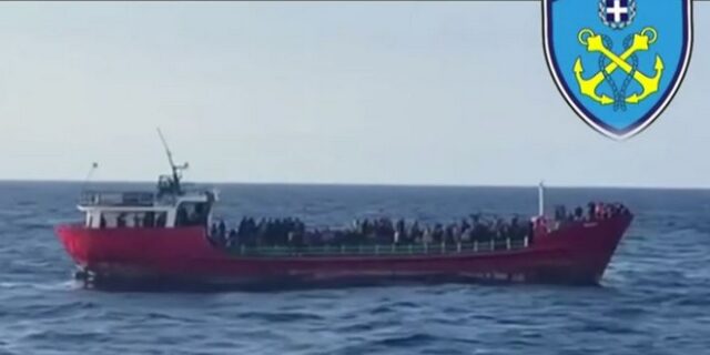 Σε διεθνή ύδατα το πλοίο με 400 μετανάστες – Αίτημα προς την Τουρκία για επιστροφή τους