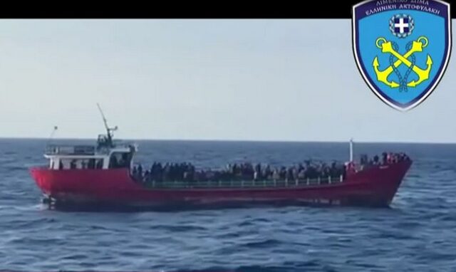 Σε διεθνή ύδατα το πλοίο με 400 μετανάστες – Αίτημα προς την Τουρκία για επιστροφή τους
