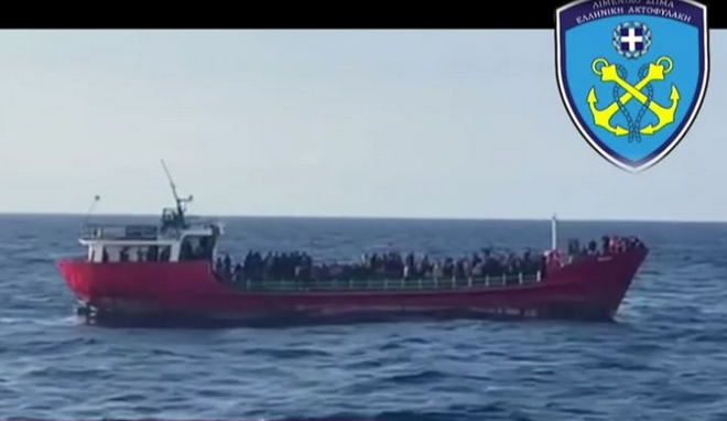 Σε διεθνή ύδατα το πλοίο με 400 μετανάστες – Αίτημα προς την Τουρκία για επιστροφή τους