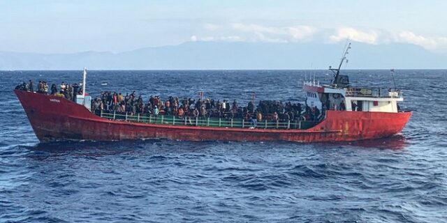 “Μπαλάκι” οι 400 μετανάστες μεταξύ Ελλάδας και Τουρκίας – Το πλοίο αγκυροβόλησε στην Κω