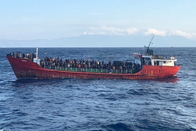 “Μπαλάκι” οι 400 μετανάστες μεταξύ Ελλάδας και Τουρκίας – Το πλοίο αγκυροβόλησε στην Κω