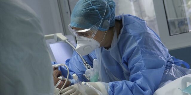 Κορονοϊος: Επέλαση της Μετάλλαξης Όμικρον – Πόσες αντοχές έχει ακόμη το ΕΣΥ;