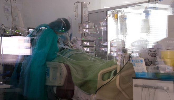 Κορονοϊός: Αβοήθητοι οι γιατροί στα νοσοκομεία
