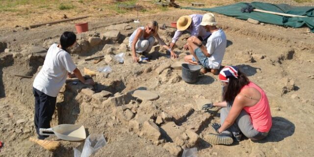 Μυκηναϊκή νεκρόπολη Αιγίου: Ανακαλύφθηκαν πολύτιμα κτερίσματα και χάλκινα ξίφη