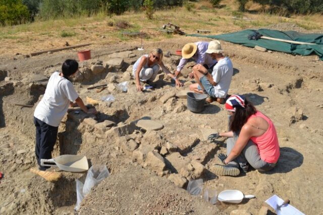 Μυκηναϊκή νεκρόπολη Αιγίου: Ανακαλύφθηκαν πολύτιμα κτερίσματα και χάλκινα ξίφη