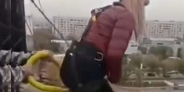 Καζακστάν: Μητέρα σκοτώθηκε ενώ έκανε rope jumping
