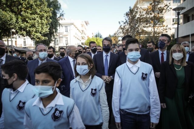 28η Οκτωβρίου: Στο Παλαιό Φάληρο παρακολούθησε την παρέλαση ο πρωθυπουργός	 Κυριάκος Μητσοτάκης