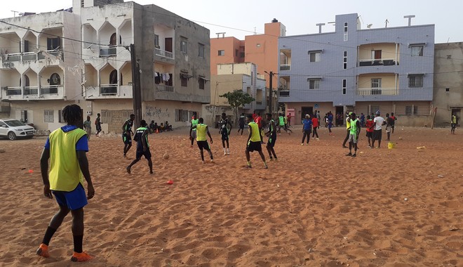 Σενεγάλη: Παίζοντας μπάλα στην άμμο, με όνειρο να γίνουν οι επόμενοι “Μανέ”