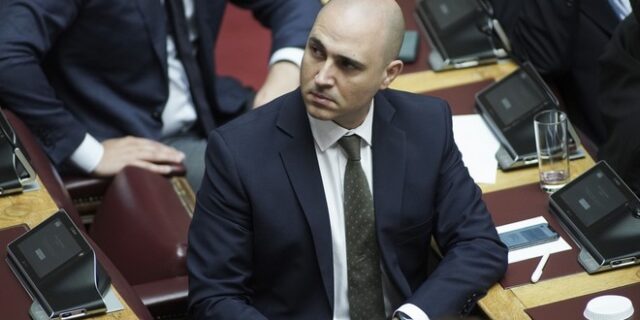 ΣΥΡΙΖΑ για Μπογδάνο: “Ο κ. Μητσοτάκης τον διέγραψε μόνο αφού τον εξέθεσε ο κ. Δένδιας”