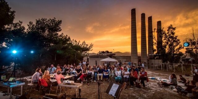 Νύχτες βραδύτητας στην Ελευσίνα με φόντο την  Πανσέληνο και έναν “Άγγελο”
