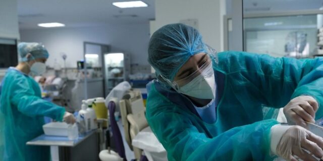 Κορονοϊός: 2727 νέα κρούσματα σήμερα στην Ελλάδα – 44 νεκροί και 421 διασωληνωμένοι