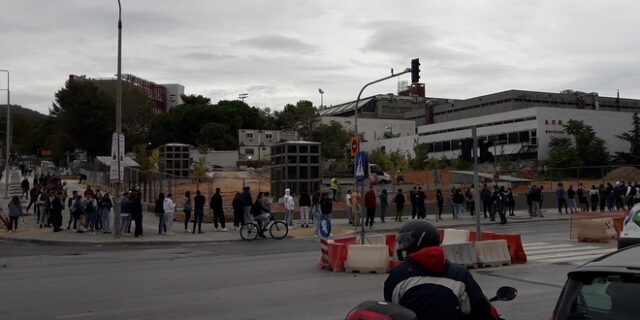 Τα παλιόπαιδα συνωστίζονται για ένα πιάτο φαΐ, οι υπουργοί κάνουν χάζι…