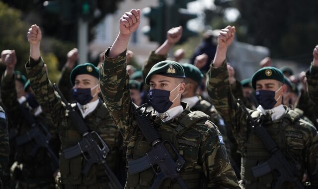 Παπαευαγγέλου: Παρελάσεις μόνο με μάσκες