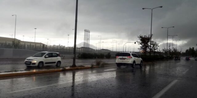 Κακοκαιρία Αθηνά: Καταιγίδα στην Πάτρα – Εγκλωβίστηκε αγρότης