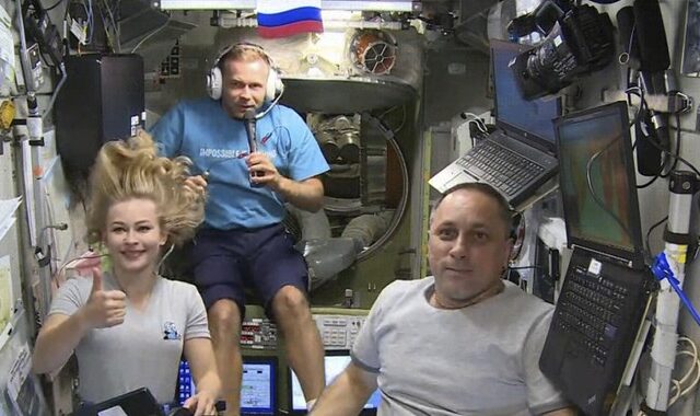 Ρωσία: Η ομάδα που γύρισε την πρώτη ταινία στο διάστημα, επέστρεψε στη Γη