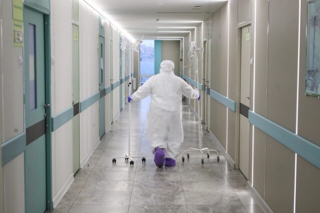 Ρωσία: Ντύθηκε γιατρός για να φροντίσει τη γιαγιά του μέσα στο νοσοκομείο