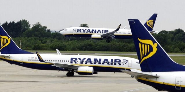 Ryanair: Αλλάζει πολιτική μετά την κατακραυγή – Θα επιστρέφει χρήματα μέσα σε 5 μέρες