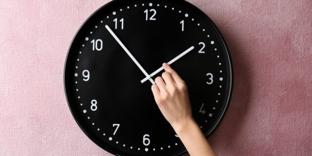 Αλλαγή ώρας 2021: Την Κυριακή γυρίζουμε τα ρολόγια μας – Γιατί δεν καταργήθηκε το μέτρο