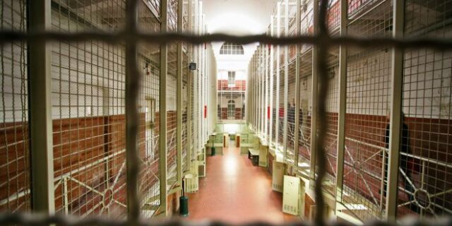 Ιταλία: Κρατούμενος σε κατ’ οίκον περιορισμό ζήτησε να επιστρέψει στη φυλακή γιατί δεν άντεχε τη… σύζυγό του