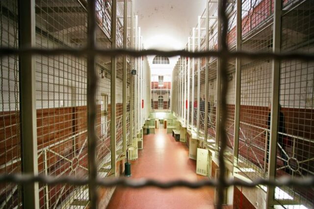 Ιταλία: Κρατούμενος σε κατ’ οίκον περιορισμό ζήτησε να επιστρέψει στη φυλακή γιατί δεν άντεχε τη… σύζυγό του