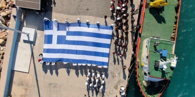 28η Οκτωβρίου: Υψώθηκε η γιγαντιαία ελληνική σημαία στο λιμάνι της Χίου