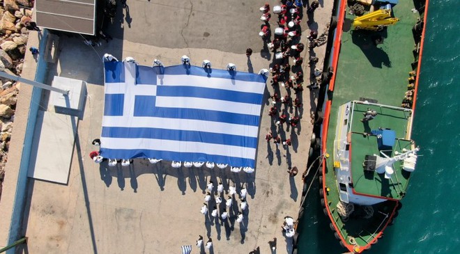 28η Οκτωβρίου: Υψώθηκε η γιγαντιαία ελληνική σημαία στο λιμάνι της Χίου