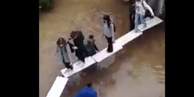 Κακοκαιρία Μπάλλος: Μαθητές στη Νέα Φιλαδέλφεια ανέβηκαν σε θρανία για να βγουν απο το σχολείο τους