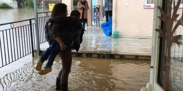 Κακοκαιρία Μπάλλος: Εκπαιδευτικοί βγάζουν αγκαλιά τα παιδιά από πλημμυρισμένο σχολείο στην Κέρκυρα