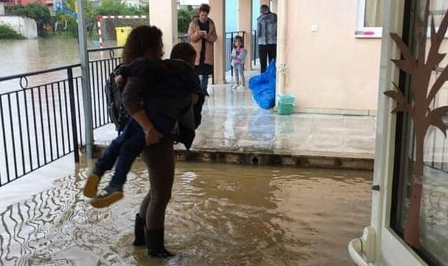 Κακοκαιρία Μπάλλος: Εκπαιδευτικοί βγάζουν αγκαλιά τα παιδιά από πλημμυρισμένο σχολείο στην Κέρκυρα