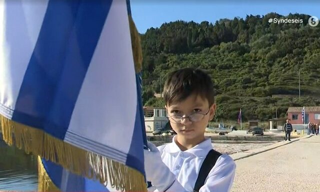 28η Οκτωβρίου: Ο 9χρονος Τάσος παρέλασε μόνος του στο Μαθράκι