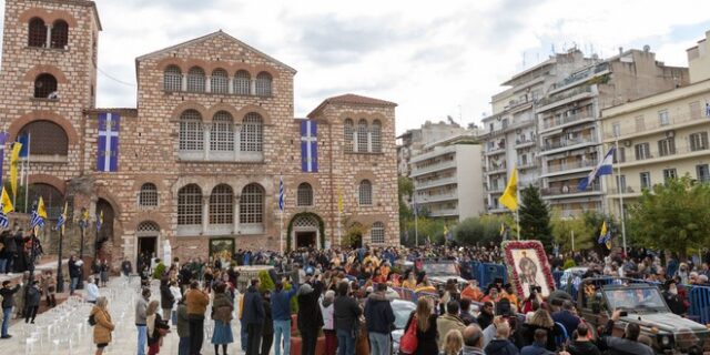 Θεσσαλονίκη: Συνωστισμός για τον Άγιο Δημήτριο παρά την εκτόξευση κρουσμάτων