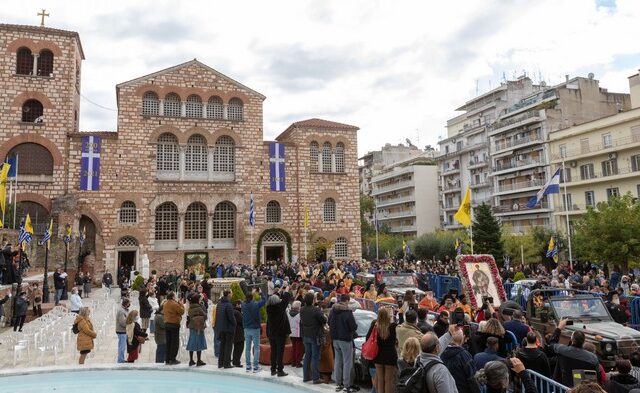 Θεσσαλονίκη: Συνωστισμός για τον Άγιο Δημήτριο παρά την εκτόξευση κρουσμάτων