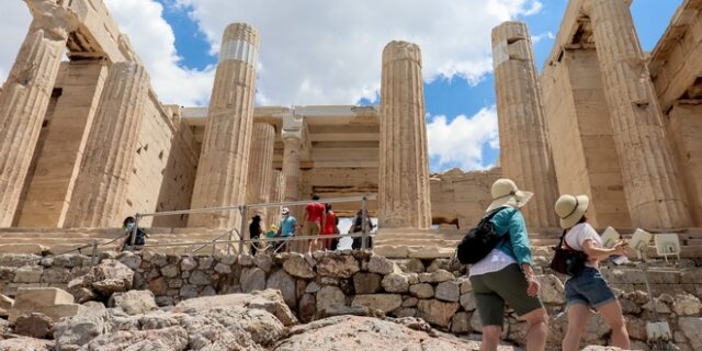 Υπ. Μετανάστευσης: “Παγώνουν” οι χρυσές βίζες για τους Ρώσους