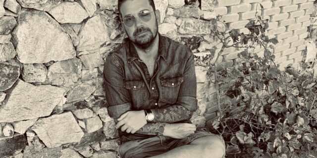 Ο Μάκης Νταφόπουλος κάνει lounge chill μουσική με την ψυχολογία “ασανσέρ” της καραντίνας