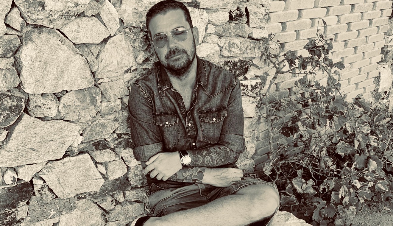 Ο Μάκης Νταφόπουλος κάνει lounge chill μουσική με την ψυχολογία “ασανσέρ” της καραντίνας