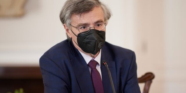 Επαναμφάνιση Τσιόδρα με προειδοποιήσεις και επίθεση στους “ψεκασμένους”