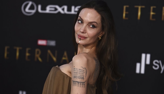 Η Αντζελίνα Τζολί έκανε tattoos στο μεσαίο δάχτυλο και των δυο χεριών. Για ποιον ‘χτυπάει’ η καμπάνα;