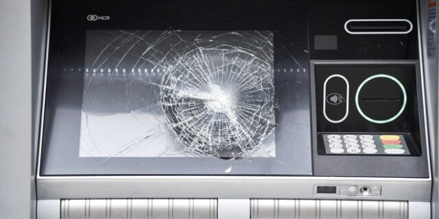 Νέες επιθέσεις με βαριοπούλες σε τράπεζες σε Νέα Ιωνία και Περιστέρι