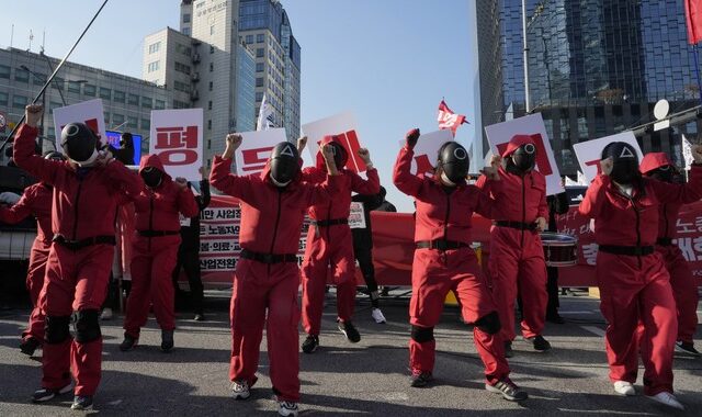 Χιλιάδες συνδικαλιστές στη Ν. Κορέα διαδήλωσαν φορώντας στολές του Squid Game