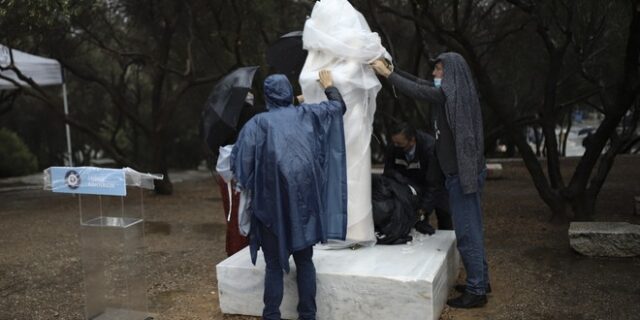 Μαρία Κάλλας: Καρέ-καρέ τα αποκαλυπτήρια του αγάλματός της στη Διονυσίου Αρεοπαγίτου