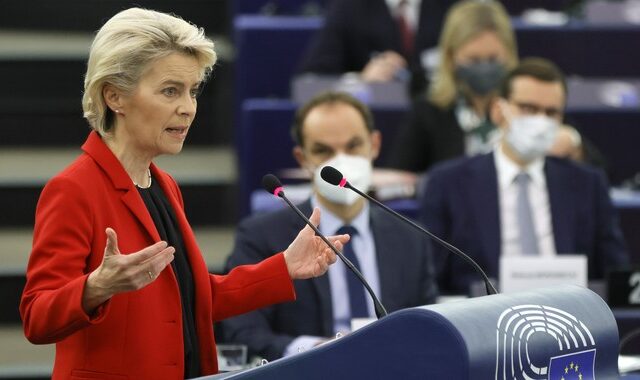 Πολωνία: Σύγκρουση φον ντερ Λάιεν – Μοραβιέτσκι στο Ευρωκοινοβούλιο – “Δεν εκβιαζόμαστε”