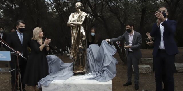 Γκάντι σε τακούνια ή Μαρία Κάλλας; Ο Guardian “κατακεραυνώνει” το πολυσυζητημένο άγαλμα