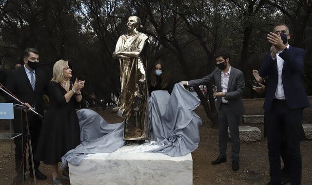 Χαμός στο Twitter για το νέο άγαλμα της Μαρίας Κάλλας – “Έχει κάτι από Marvel και Terminator”